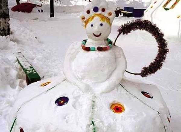 Снежная баба из снега