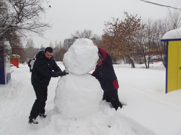 Лепим снежки и из снега
