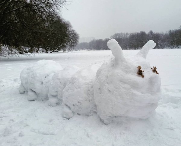 Маленькие фигурки из снега