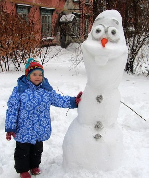 Лепка снеговиков из снега