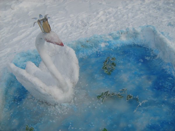 Гусь из снега