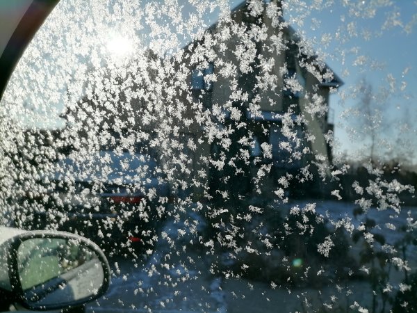 Тающие снежинки на стекле