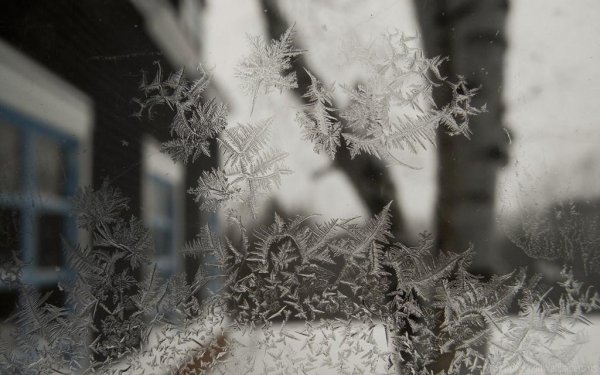 Зимнее окно со снежинками