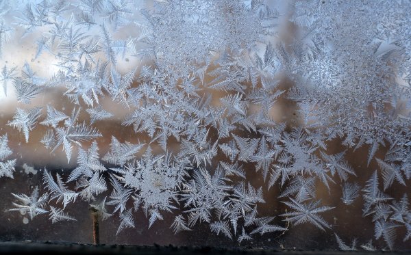 Снежинки на стекле