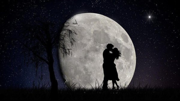 Поцелуй под луной