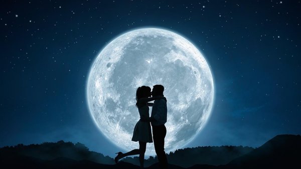 Луна и влюбленные