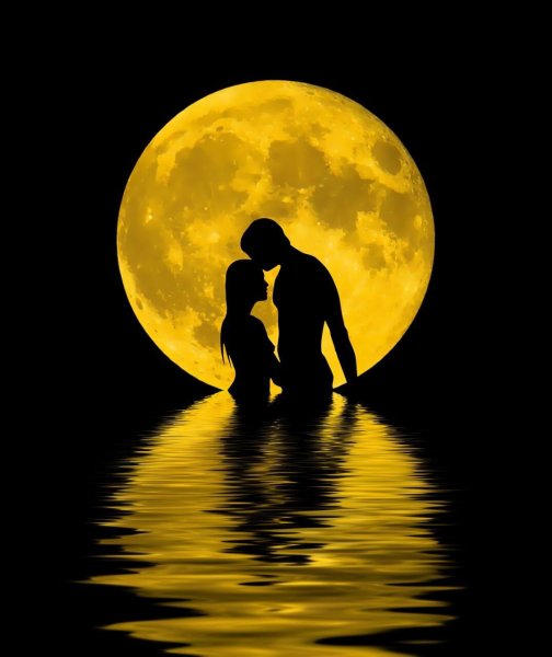 Парочка на фоне Луны