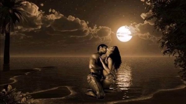 Влюбленные на берегу моря при Луне