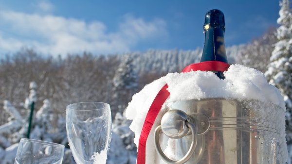 Шампанское в сугробе