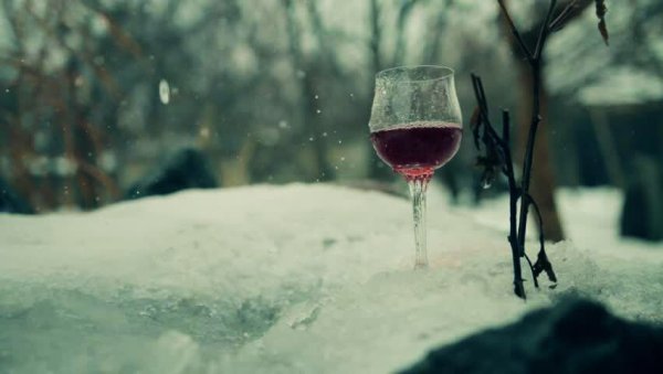 Бокал вина на снегу