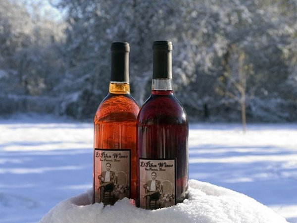 Бутылка вина в снегу