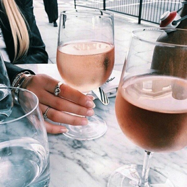 Бокал в руке девушки