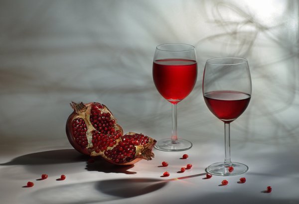 Бокал гранатового вина