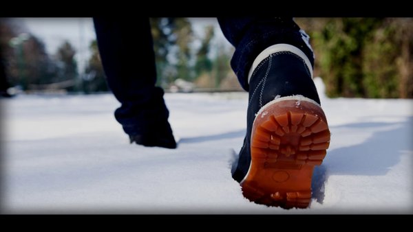 Идет по снегу