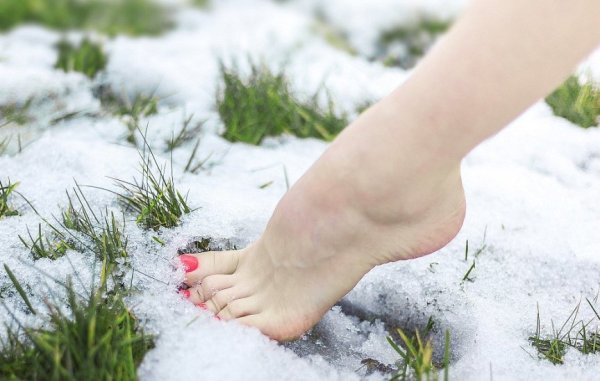 Босые ноги на снегу