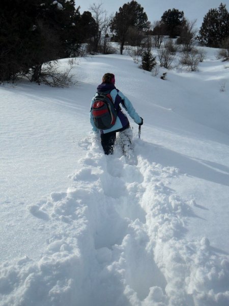 Человек идет через сугробы