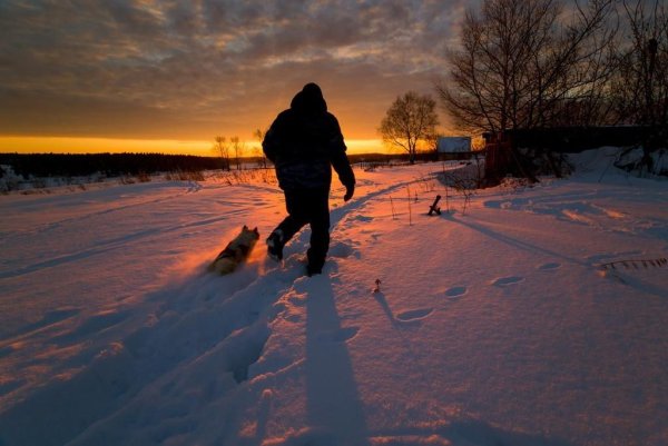 Человек идет по снегу