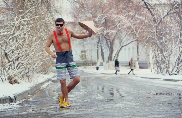 Парень зимой на улице