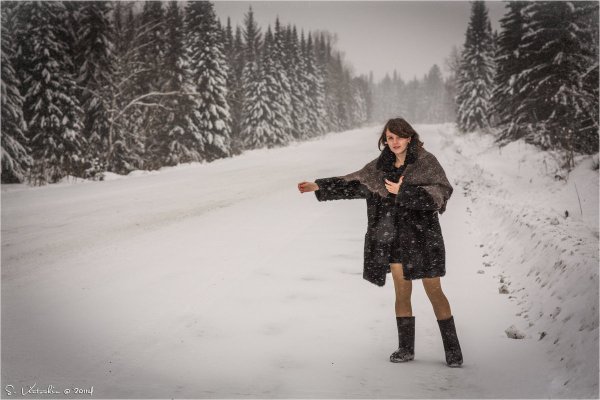 Человек идет по снегу