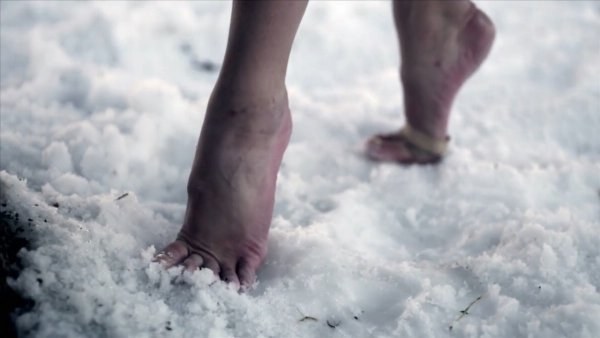 Женские ноги в сугробе
