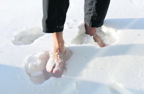 Зачем зимой ходить по снегу босиком?