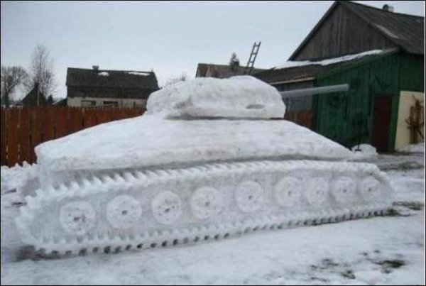 Скульптур танка из снега