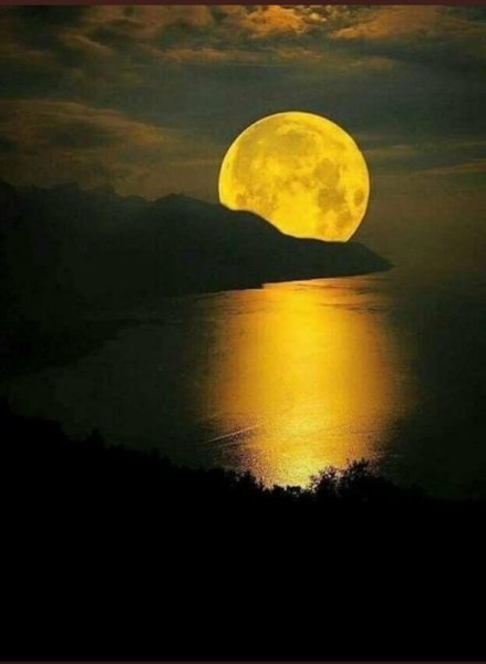 Месяц на закате