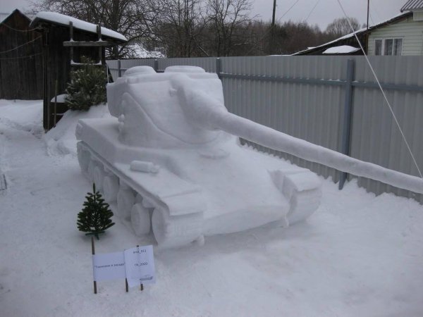 Танк из снега внутри
