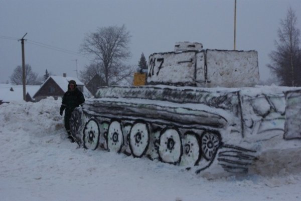 Танк тигр из снега