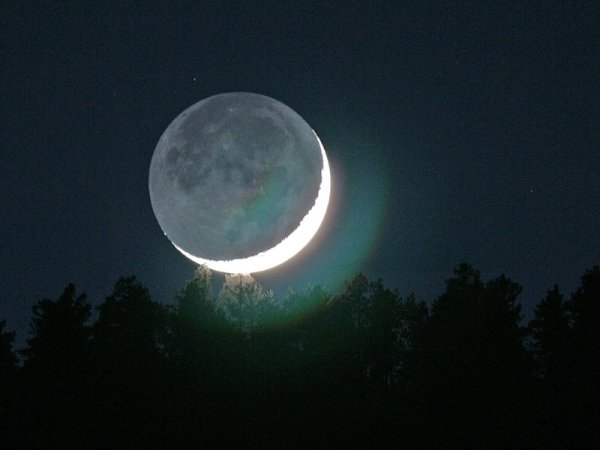 Луна светит на землю