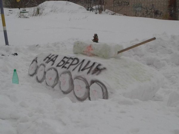 Танк из снега в детском