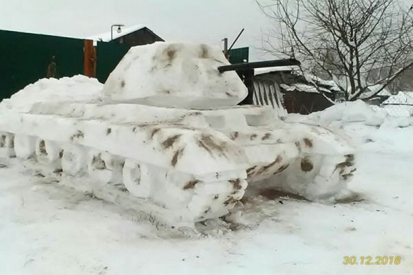 Фигуры из снега танк