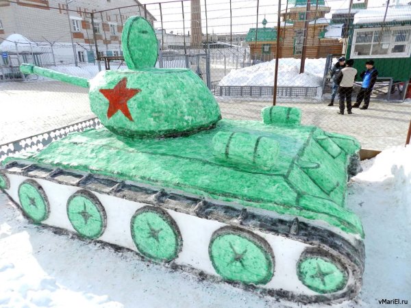Танк из снега