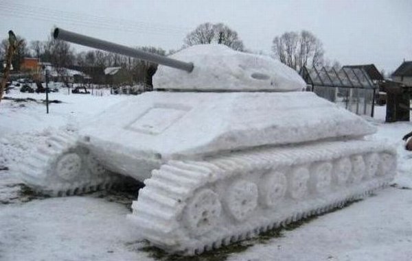 Танк снежные постройки