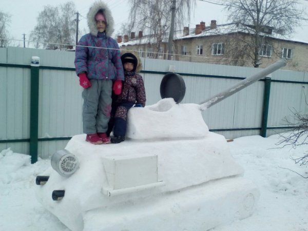 Танк из снега в детском саду