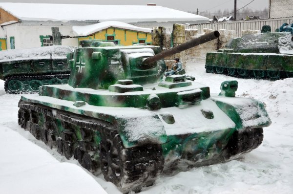 Скульптур танка из снега