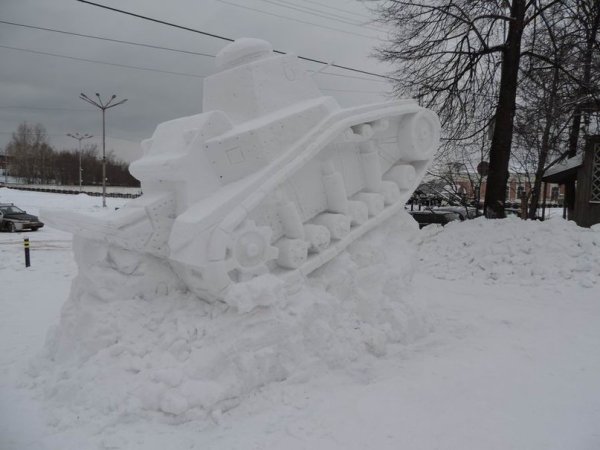 Фигуры из снега танк