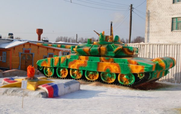Танк из снега
