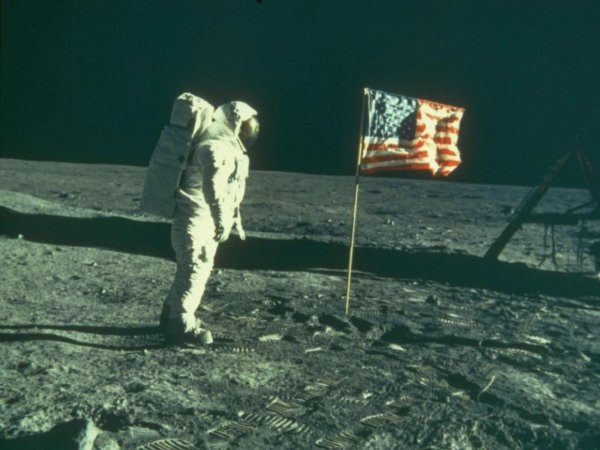 Леонов космонавт на Луне