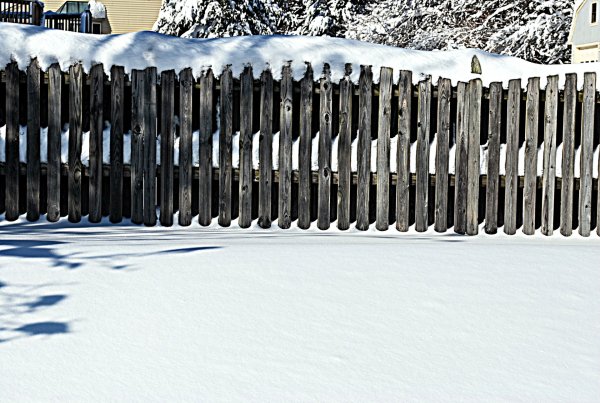 Старый деревянный забор зима