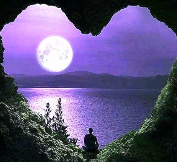 Красивый лунный пейзаж