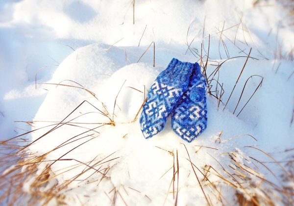 Варежки в сугробе