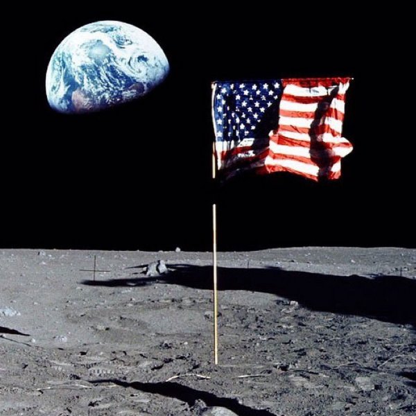 Флаг на Луне