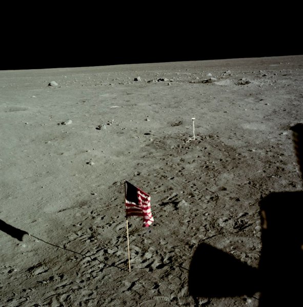 Аполлон 11 флаг на Луне