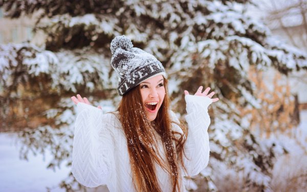 Девушка в зимнем лесу