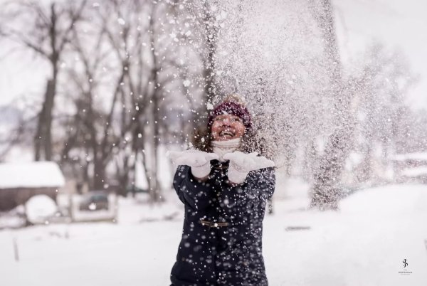 Девушка и снегопад