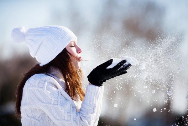 Красивая девушка в снегу