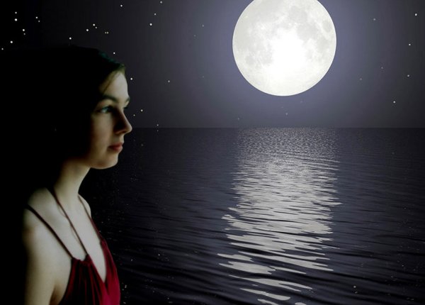 Девушка под луной