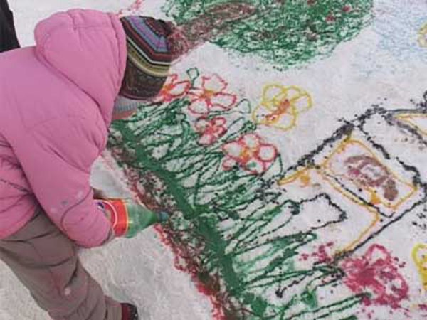 Рисование красками на снегу