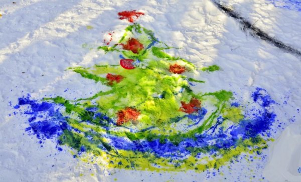 Рисование на снегу цветной водой